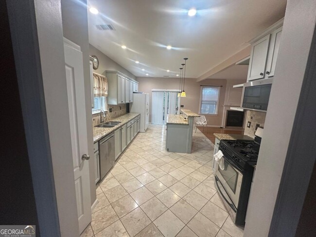 Building Photo - 61 Longwood Ct