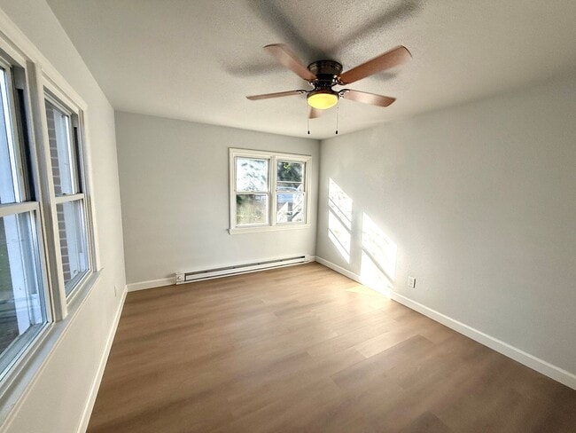 Building Photo - 428 Roanoke St E