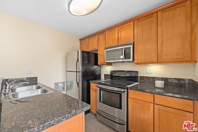 Building Photo - 10982 Roebling Ave
