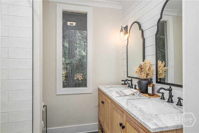 Building Photo - 10 Howley Ln