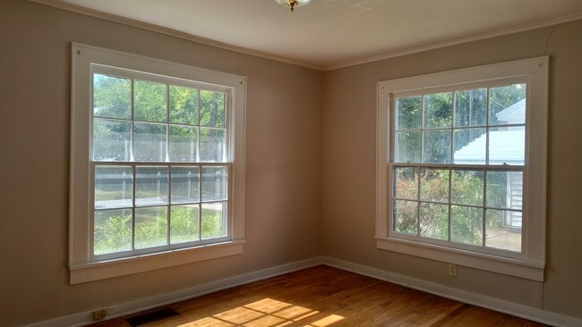 Building Photo - 1215 S Elm St