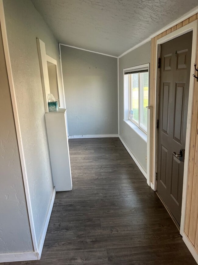 Building Photo - 3-bedroom 2 bath Corner Lot