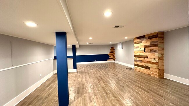 Building Photo - 9239 Lawler Ave