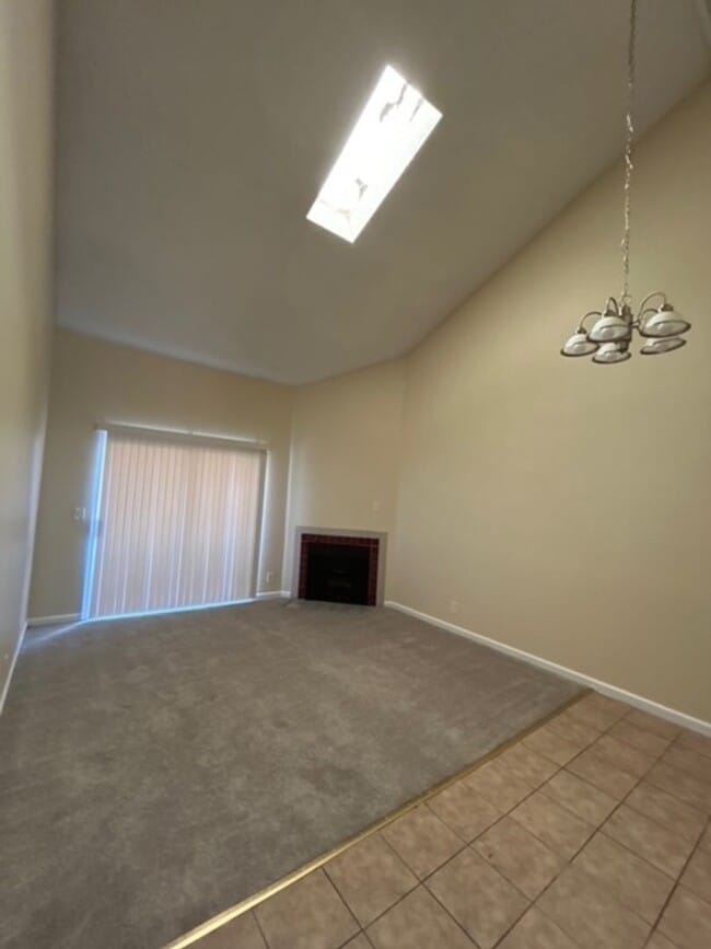 Building Photo - SPACIOUS 2 BDRM, 2 BA WITH HIGH CEILING!