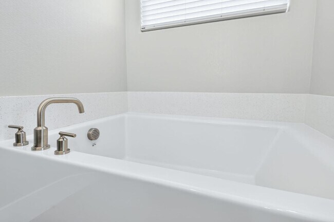 Building Photo - 1024 Saker Falcon Dr