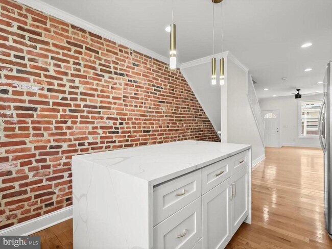 Building Photo - 404 N Robinson St