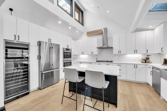 Building Photo - 15160 W Oak Spring Rd