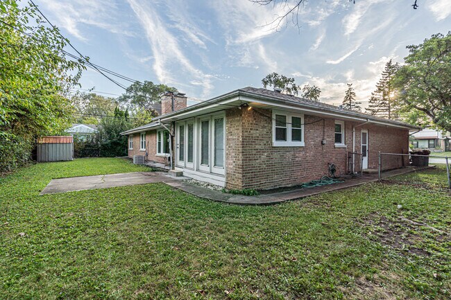Building Photo - 6811 N Kenneth Ave