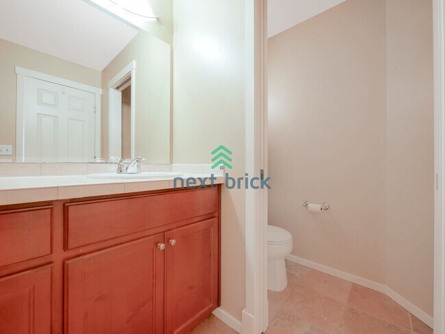 Building Photo - Rare 3 Bedroom 2.5 Bath Townhome for Rent!
