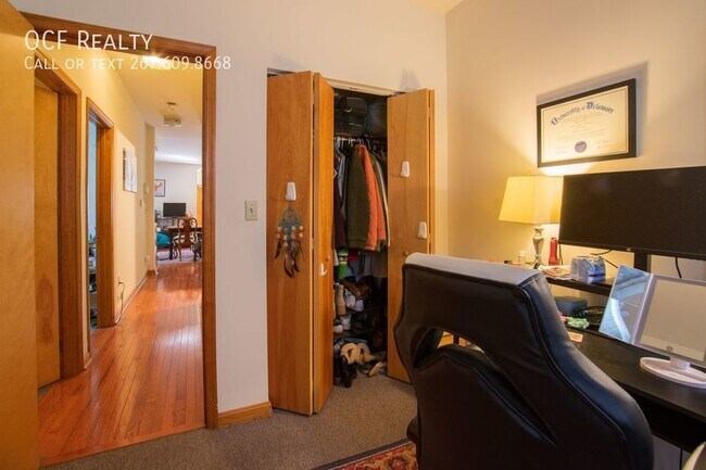 Building Photo - Three Bedroom Graduate Hospital Apartment