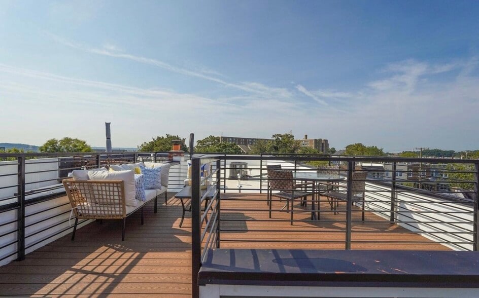 Building Photo - 638 Franklin St NE