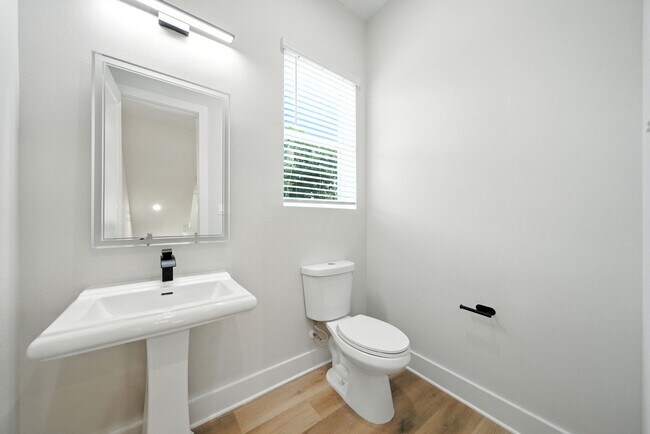 Building Photo - 2304 Hoskins Dr