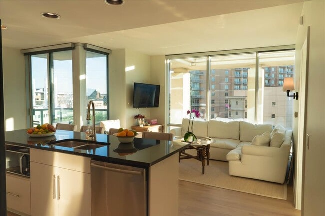 Building Photo - 300 Bowie St