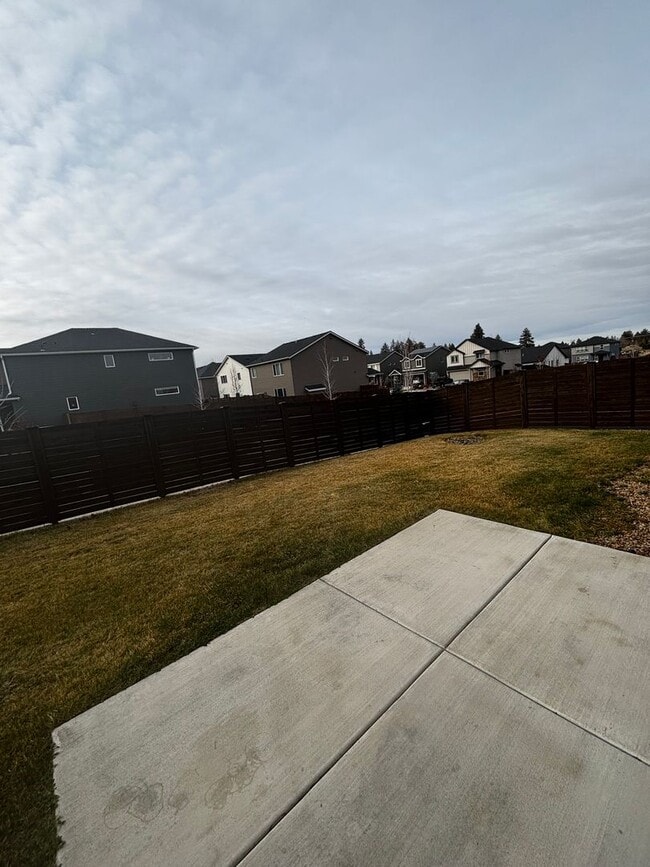 Building Photo - Newer SE 3 Bdrm House, All Appliances incl W/D, Air Cond, Community Pool, Double Garage