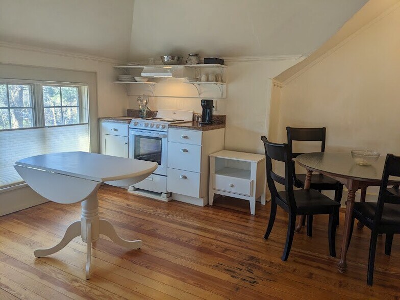 Eat-in Kitchen - 220 Melrose Cir