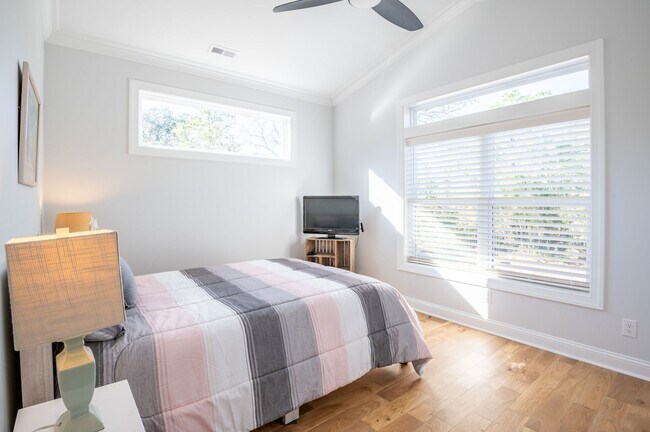 Building Photo - PREMIERE FURNISHED OFF-SEASON SHORT TERM RENTAL!