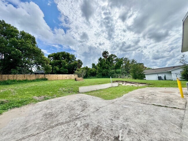 Building Photo - Downtown Clermont - Beautifully Renovated 2-Bed/1-Bath Upstairs Unit with Stunning Lake Minneola ...