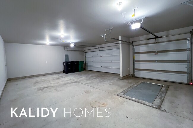 Building Photo - 805 Red River Dr