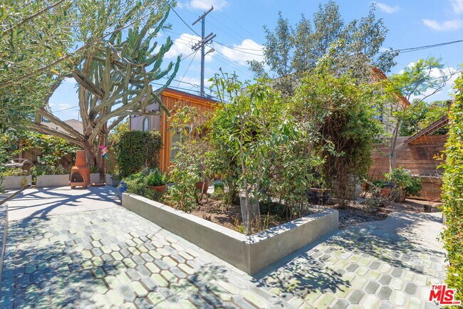 Building Photo - 1438 W 45th St