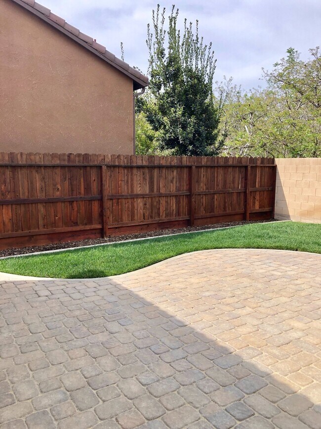 Building Photo - 2404 N Chardonnay Pl