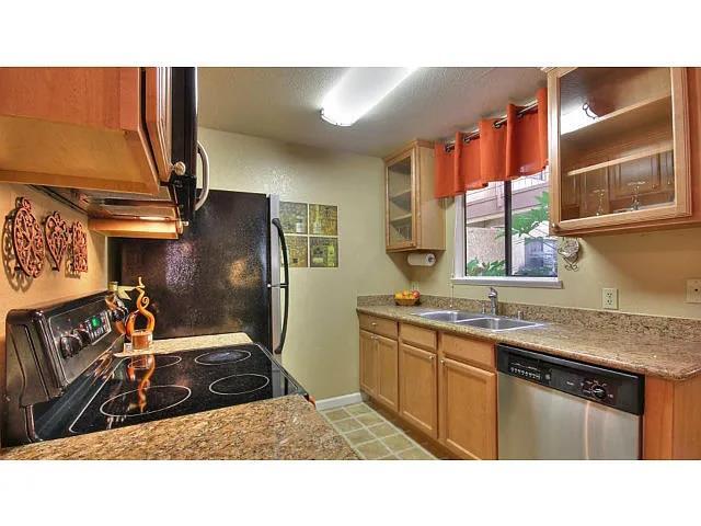 Building Photo - 2250 Monroe St