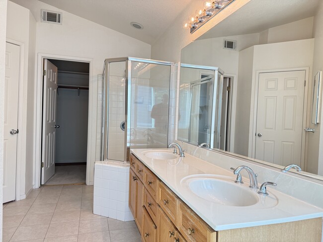 Building Photo - 1032 Feather Cir