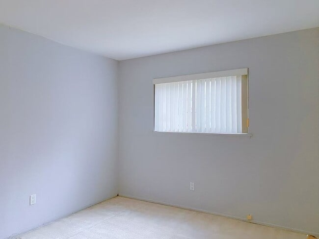 Building Photo - 324 S Palo Cedro Dr