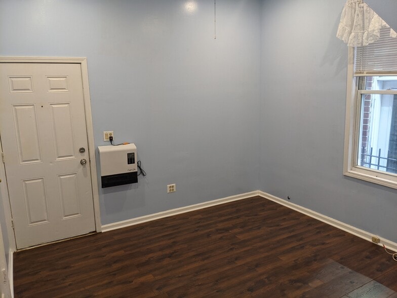 Living room w/heater - 2455 W Cortland St