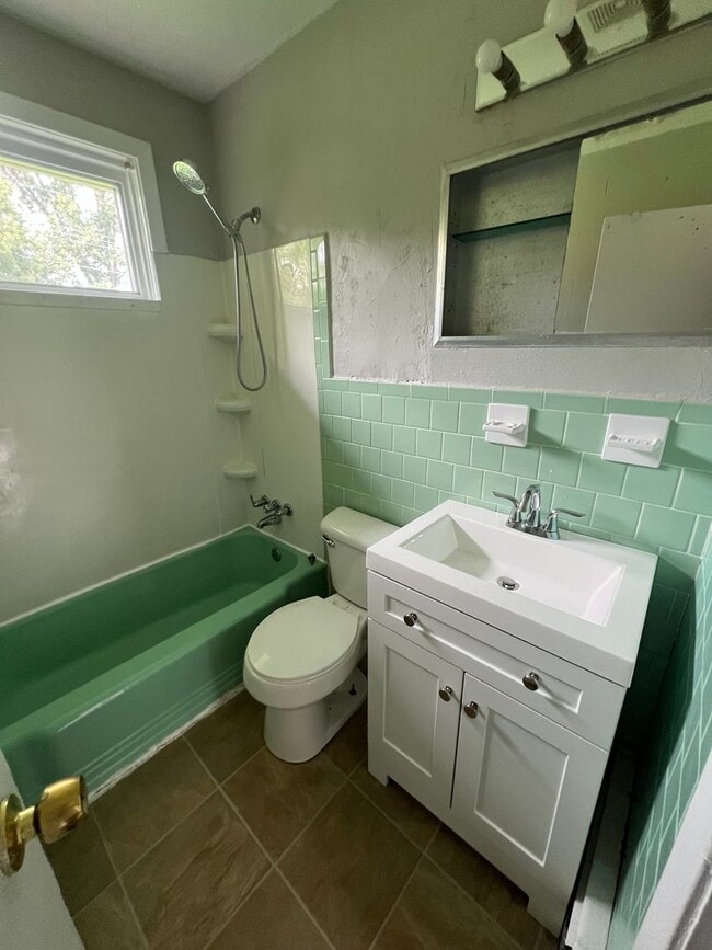 Building Photo - Very Spacious 3 bdrm/1 bth House Located in Henrico's West End!!