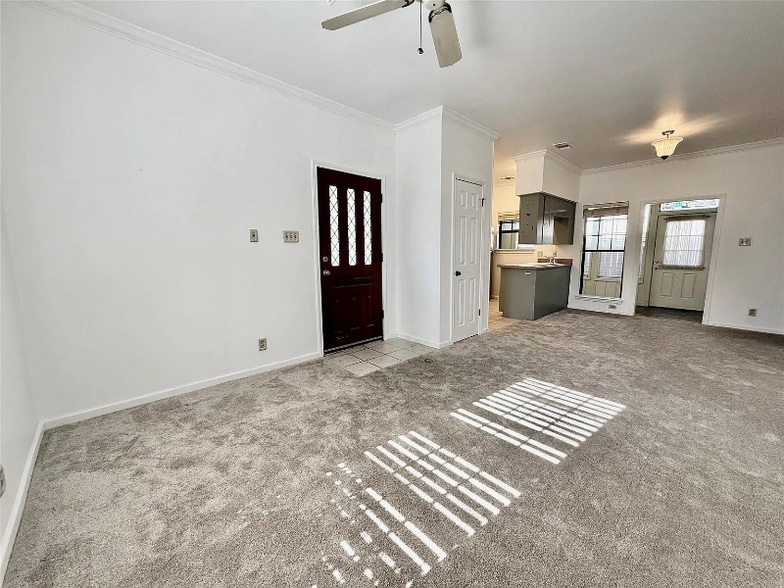 Building Photo - 1307 Kinney Ave