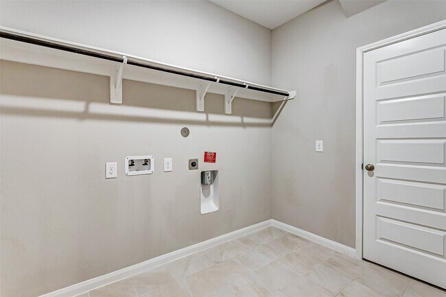 Building Photo - 2165 Woodland Pine Dr