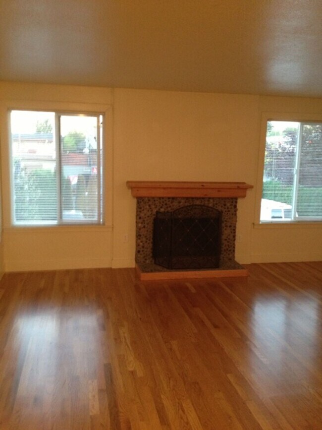 Building Photo - Spacious Private Upper Corner Unit Overloo...
