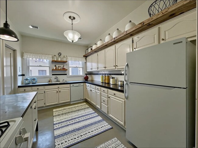 Building Photo - 145 N Sycamore Ave