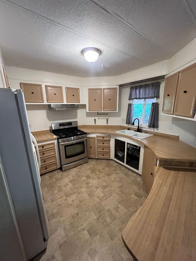 Building Photo - Magalia Home for rent, 1 car garage, 2 bed...