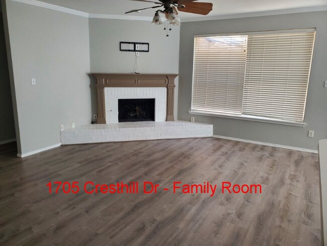 Building Photo - 1705 Cresthill Dr