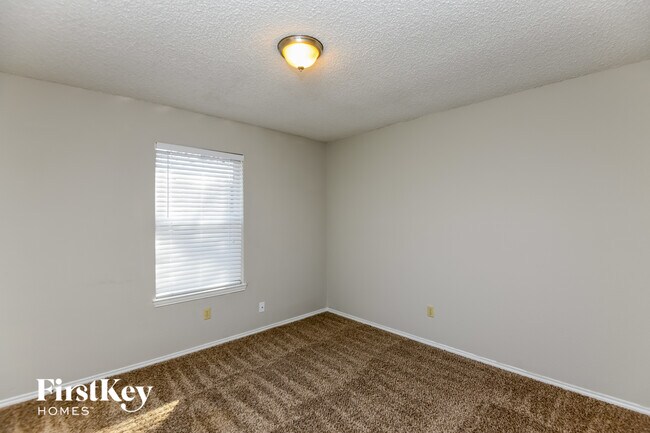 Building Photo - 10913 Ives St