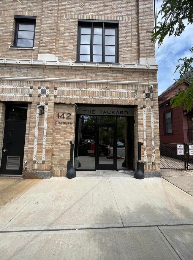 Building Photo - 142 Charles St