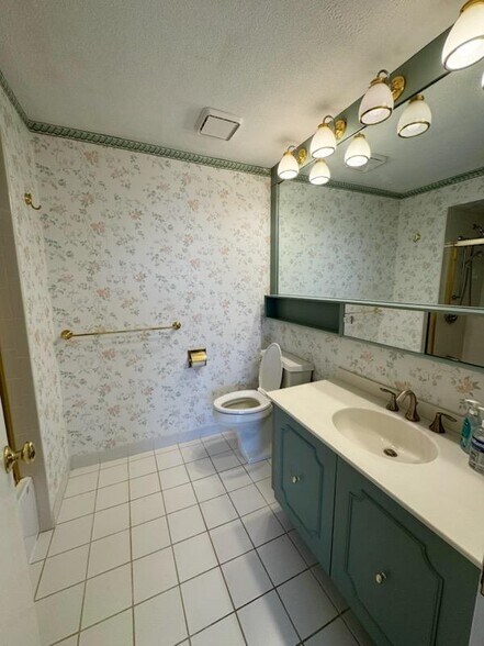Main bathroom - 1004 Paradise Rd