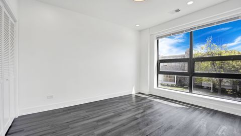 Building Photo - 4350 W Lawrence Ave