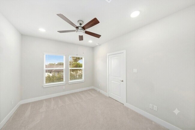 Building Photo - 420 W 28th St