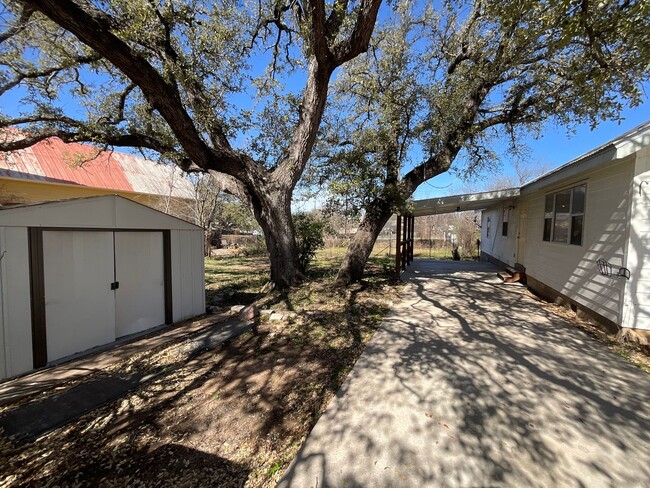 Building Photo - **AVAILABLE NOW** Fabulous 2 Bed/2 Bath in...