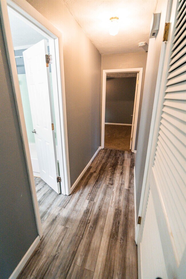 Building Photo - 2013 Shady Oaks Dr