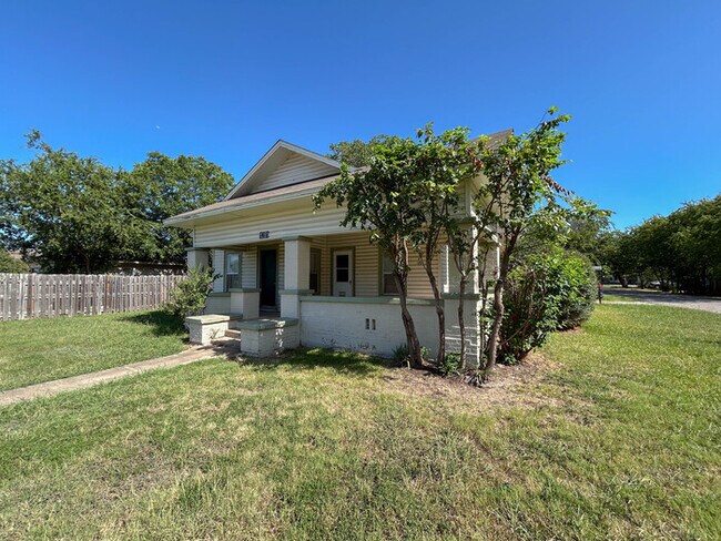 Building Photo - 1201 Bolivar St