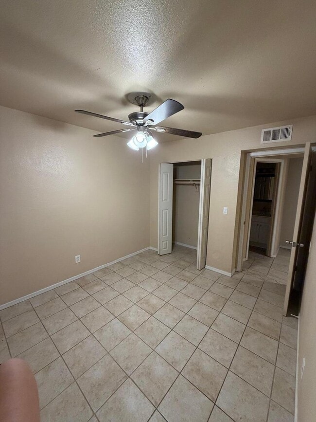 Building Photo - 1438 N Shill Dr