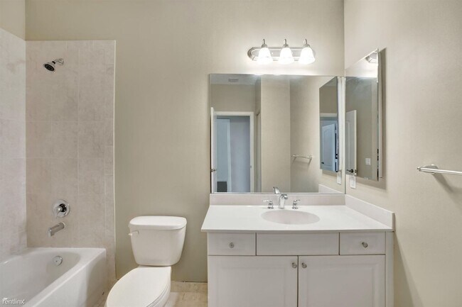 Building Photo - 3 br, 2.5 bath House - 117 E Prive Cir