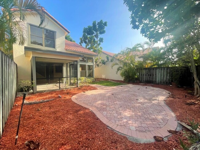 Building Photo - Spacious 3Bed/2.5Bath/Garage Home in Via V...