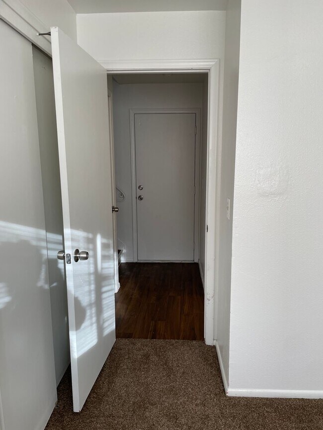 Building Photo - 3-Bedroom 1.5 Bath Twin-Home