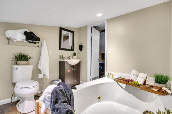 Building Photo - Move In Ready!!