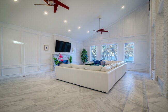 Building Photo - 8402 Columbia Dr