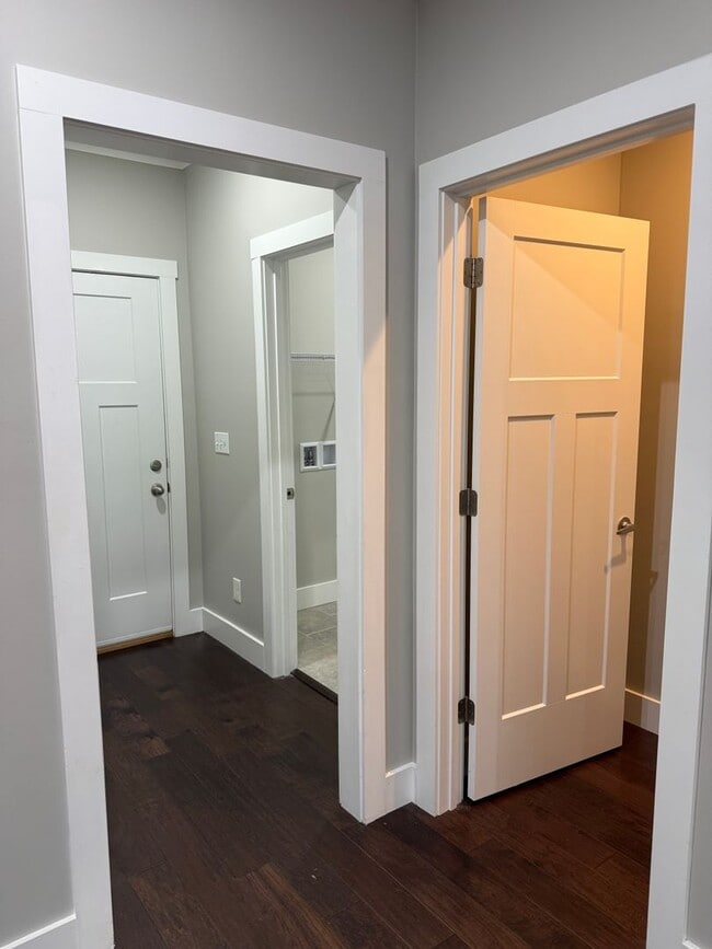 Building Photo - Spacious & Convenient!